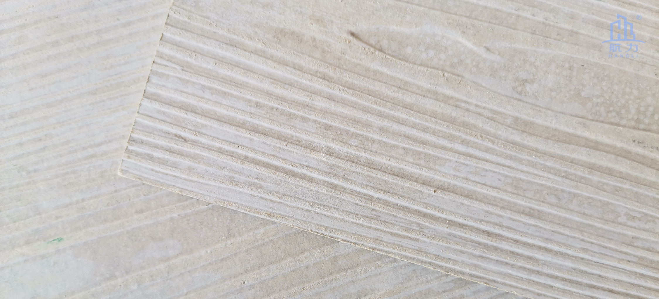 木紋水泥板以100%無石棉水泥板為基材，采用先進生產工藝制成，具有逼真的木紋紋理效果