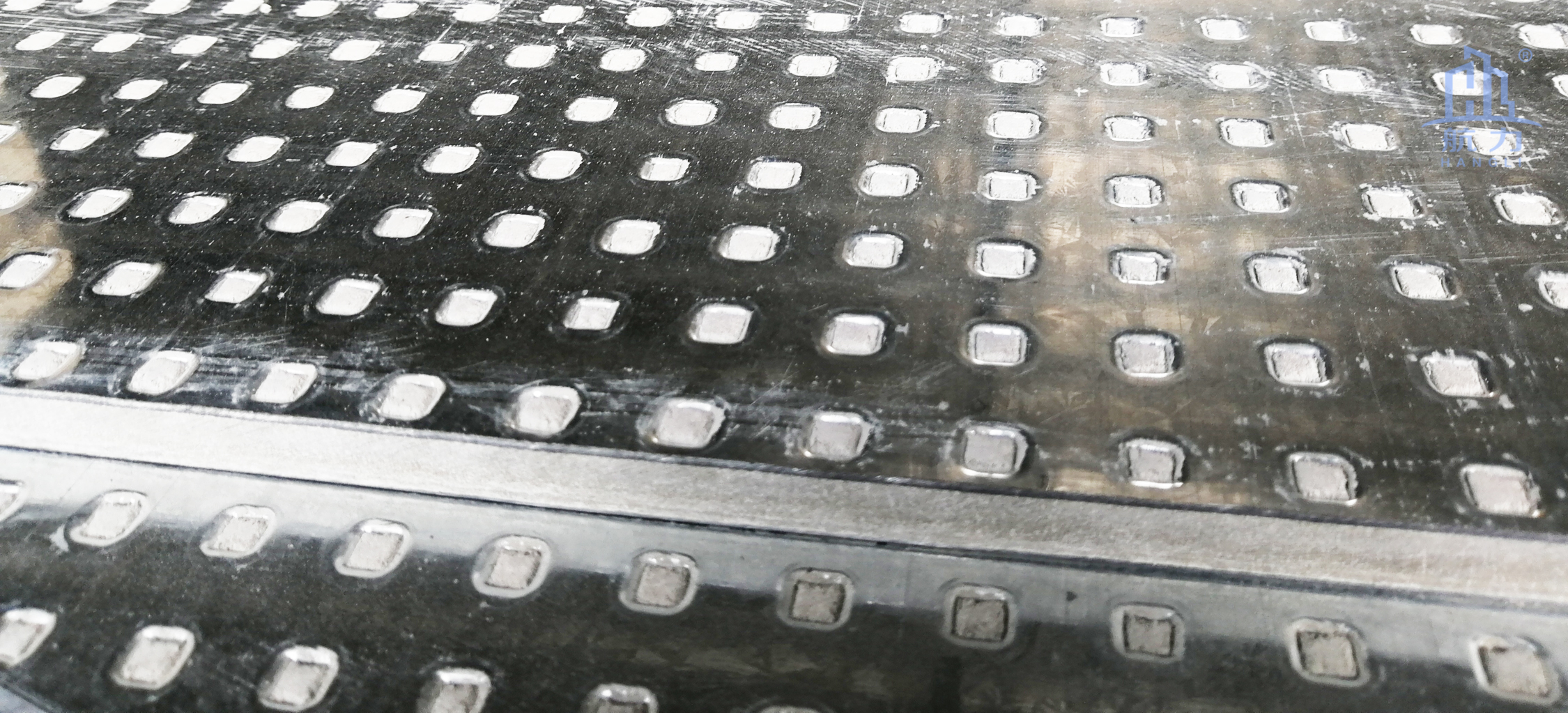 纖維水泥抗爆板又稱防爆板是為存在潛在爆炸危險區域、防震等特殊工作系統要求提供解決方案而研發生產的一種特殊板材，它是由增強纖維水泥板表面加壓鍍鋅鋼材料所構成，具有良好的抗爆及阻燃效果。由于板材內部特殊的構造可以有效減輕爆炸的沖擊，耐久性高，九德增強纖維水泥抗爆板依據專門爆破檢測機構的嚴格檢測，單板抗爆能力高達1.6MPa，抗爆墻抗爆能力高達2.0MPa，遠高于國家相關標準規定的墻體抗爆1.4Mpa。